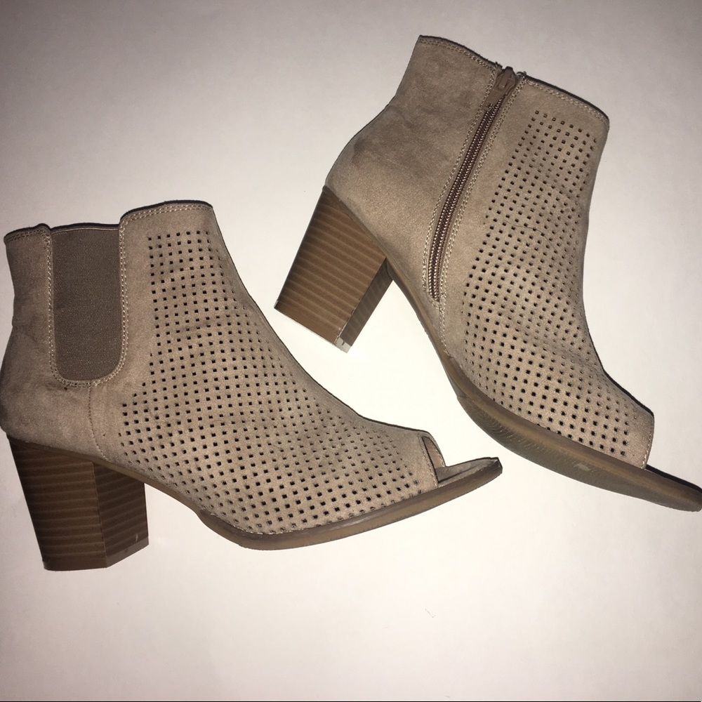 Women’s wedge booties